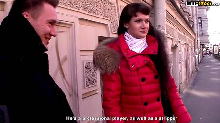 Русские пикаперы сношают длинноногую куколку на бильярдном столе