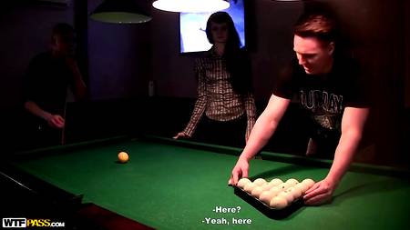 Русские пикаперы сношают длинноногую куколку на бильярдном столе