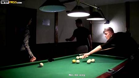 Русские пикаперы сношают длинноногую куколку на бильярдном столе