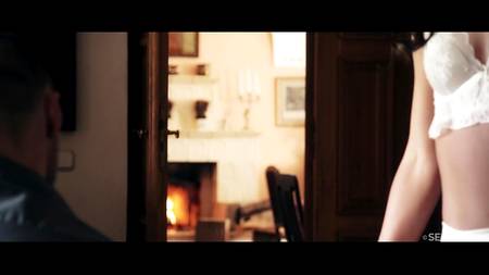 Накаченный парень нежно ебет роскошную брюнетку в красивом белье