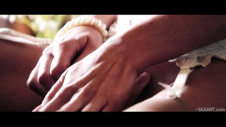 Накаченный парень нежно ебет роскошную брюнетку в красивом белье