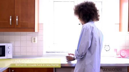 Страстный секс на кухне белого парня с красивой чернокожей девушкой