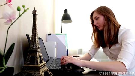 Мускулистый русский препод отодрал после пар симпатичную молодую студентку