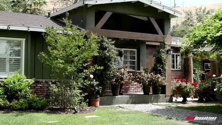 Зрелый чернокожий учитель дрючит белую студентку с большим клитором