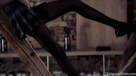 Две студентки лесбиянки трахают друг друга длинным страпоном