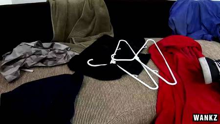 Лысый мужчина ублажает в постели горничную с натуральной грудью