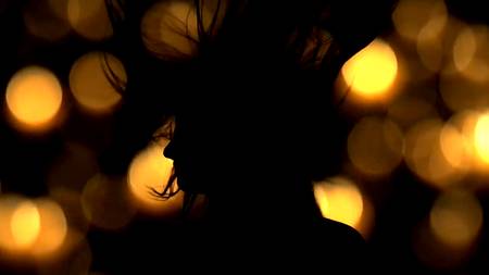 Няшная куколка наслаждается мастурбацией на улице возле дерева