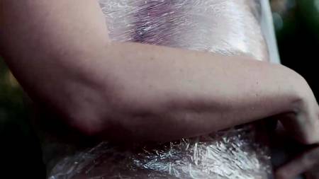 Няшная куколка наслаждается мастурбацией на улице возле дерева