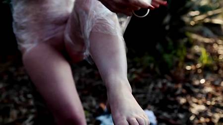 Няшная куколка наслаждается мастурбацией на улице возле дерева