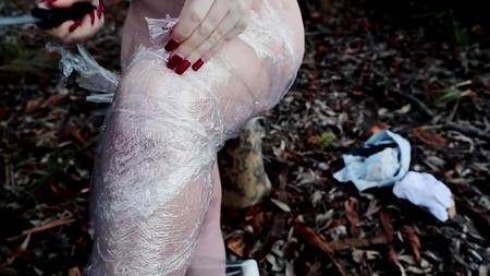 Няшная куколка наслаждается мастурбацией на улице возле дерева