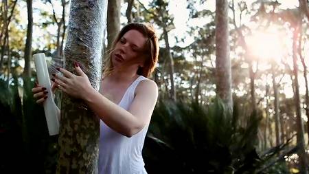 Няшная куколка наслаждается мастурбацией на улице возле дерева