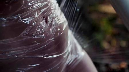 Няшная куколка наслаждается мастурбацией на улице возле дерева