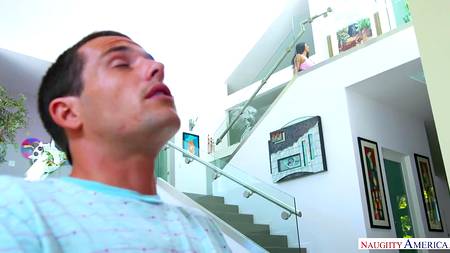 Молодой пихарь вертит на шняге зрелую женщину с огромной грудью