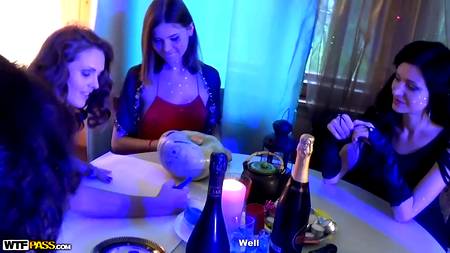 Русские парни жарят во все дыры симпатичных девок на порно вечеринке