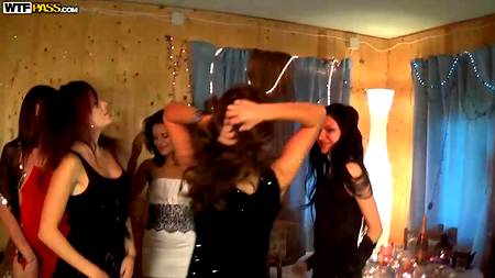 Русские парни жарят во все дыры симпатичных девок на порно вечеринке