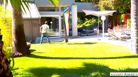 Пышногрудая блондинка соблазнила садовника на секс в ванной комнате