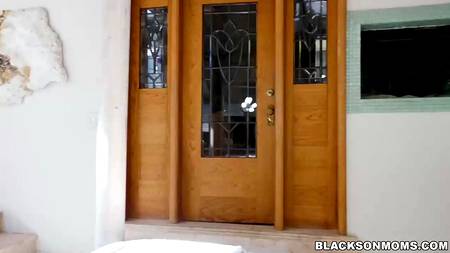 Чернокожие грабители грубо ебут во все щели грудастую хозяйку дома