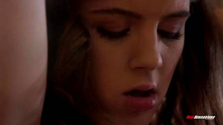 Няшная девка наслаждается сексом с завязанными глазами со зрелым самцом