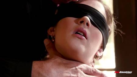 Няшная девка наслаждается сексом с завязанными глазами со зрелым самцом