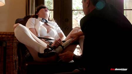 Няшная девка наслаждается сексом с завязанными глазами со зрелым самцом