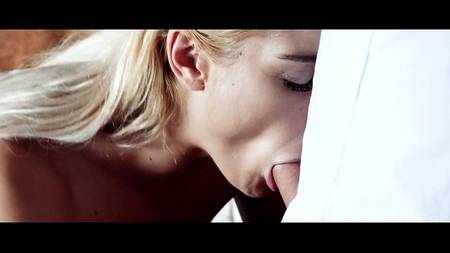 Роскошная блондинка страстно извивается на члене в красивом порно