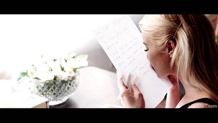 Роскошная блондинка страстно извивается на члене в красивом порно