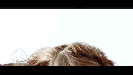 Роскошная блондинка страстно извивается на члене в красивом порно