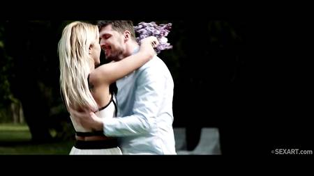 Роскошная блондинка страстно извивается на члене в красивом порно