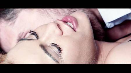 Роскошная блондинка страстно извивается на члене в красивом порно