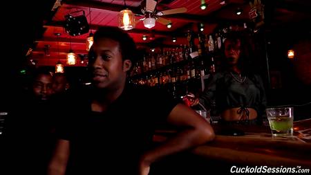 Светловолосая нимфа наслаждается ганг бангом с толпой черных мужчин