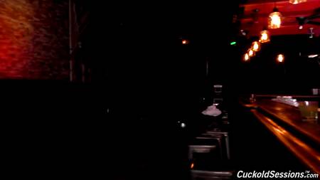 Светловолосая нимфа наслаждается ганг бангом с толпой черных мужчин