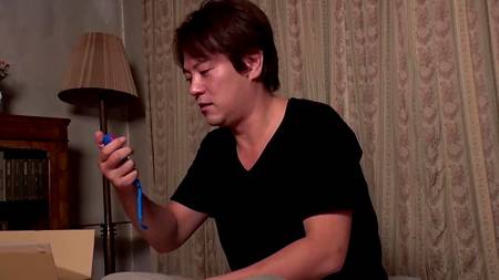 Зрелый японец шпилит на кровати молодую девку с узенькой пиздой