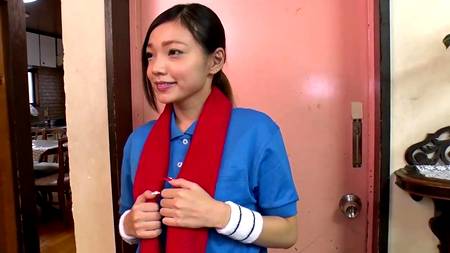 Зрелый японец шпилит на кровати молодую девку с узенькой пиздой