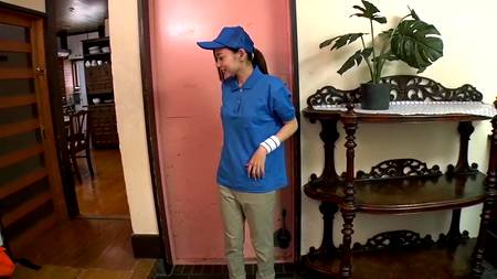 Зрелый японец шпилит на кровати молодую девку с узенькой пиздой