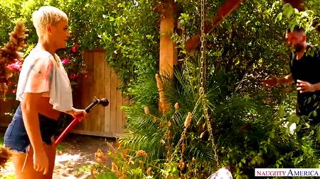 Молодой пихарь вертит на члене короткостриженную зрелую блондинку