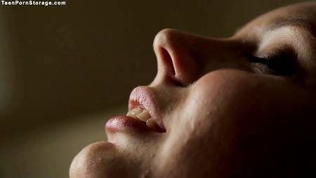 Няшная русская куколка эротично мастурбирует киску крупным планом