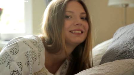 Няшная русская куколка эротично мастурбирует киску крупным планом