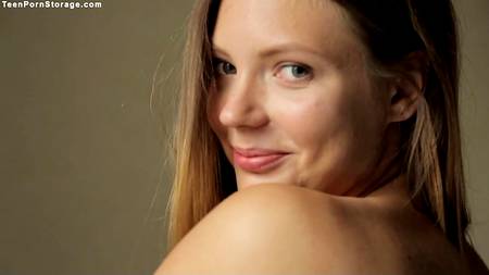 Няшная русская куколка эротично мастурбирует киску крупным планом