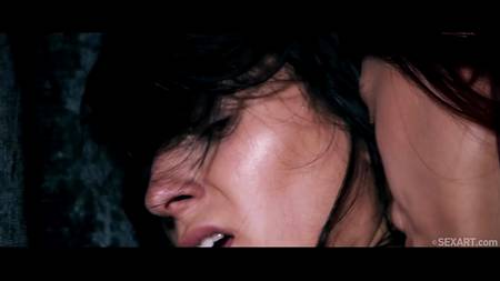 Возбудившиеся лесбиянки со страстью гоняют языками по мокрым дыркам