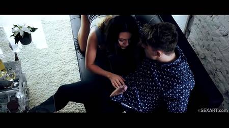 Пышногрудая брюнетка прыгает на члене довольного мужика