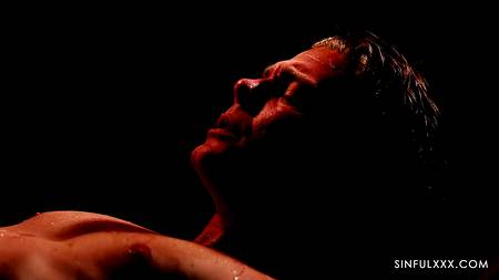 Романтический секс в воде с горячей темноволосой девушкой