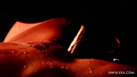 Романтический секс в воде с горячей темноволосой девушкой