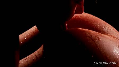 Романтический секс в воде с горячей темноволосой девушкой