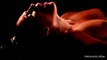 Романтический секс в воде с горячей темноволосой девушкой