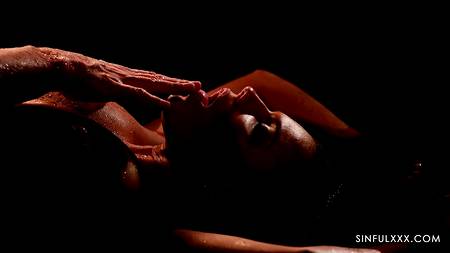 Романтический секс в воде с горячей темноволосой девушкой