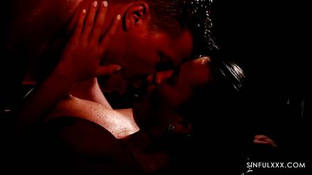 Романтический секс в воде с горячей темноволосой девушкой