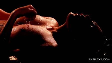 Романтический секс в воде с горячей темноволосой девушкой