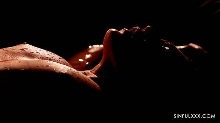 Романтический секс в воде с горячей темноволосой девушкой