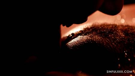 Романтический секс в воде с горячей темноволосой девушкой