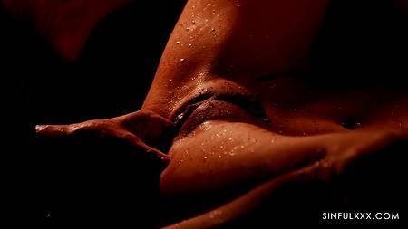 Романтический секс в воде с горячей темноволосой девушкой